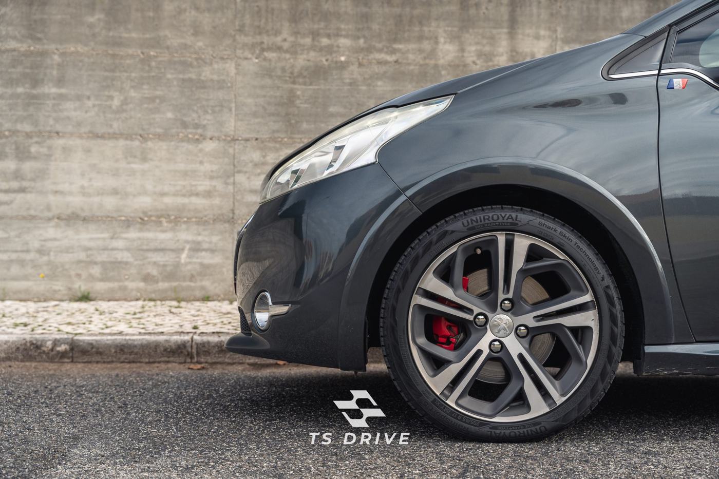 Peugeot 208 GTi ou GTi by Peugeot Sport: qual escolher?