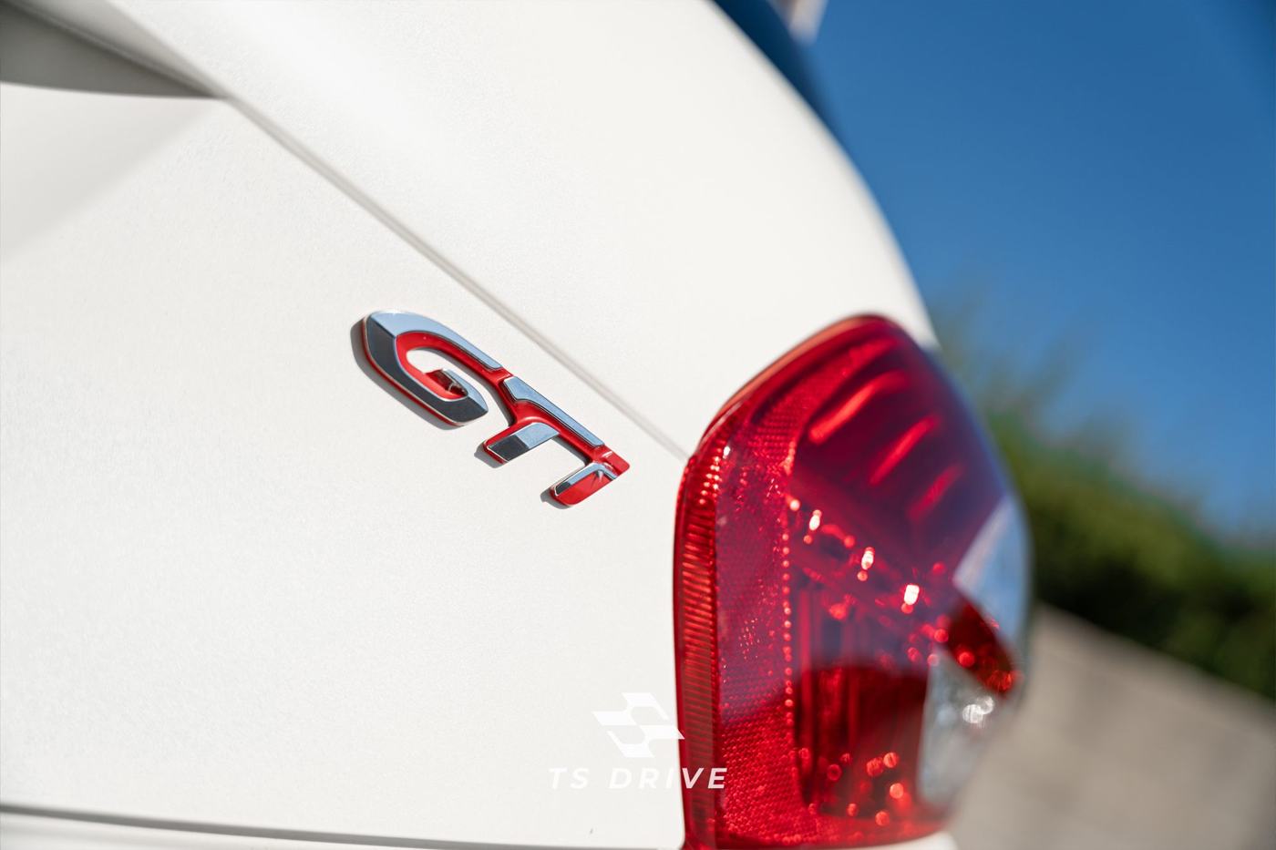 Peugeot 208 GTi vs Ford Fiesta ST: qual escolher?