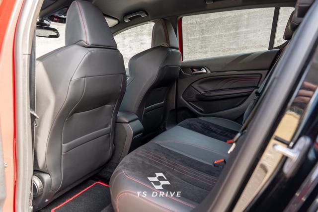 Peugeot 308 GTi 272 cv, foto 11