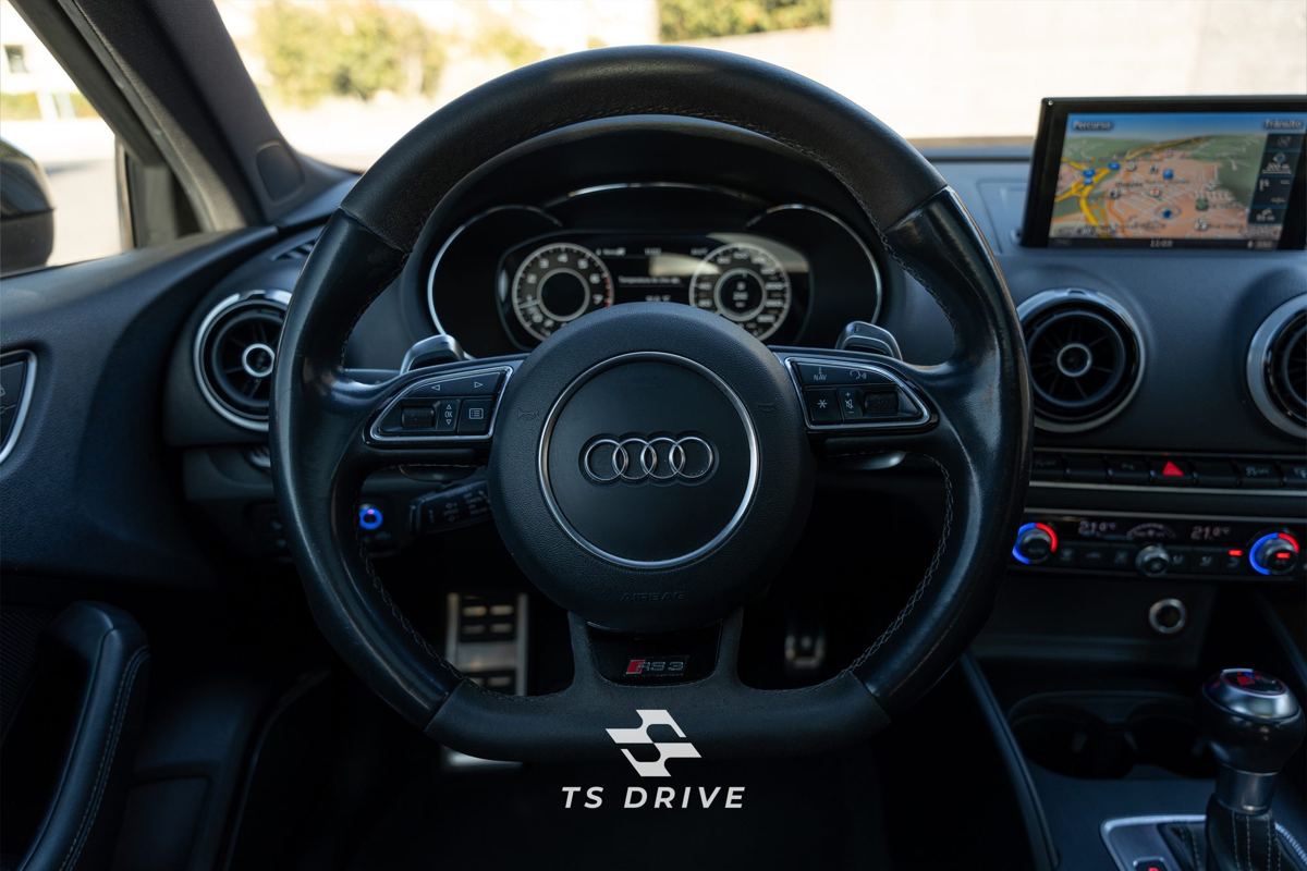Volante e painel de um Audi RS3