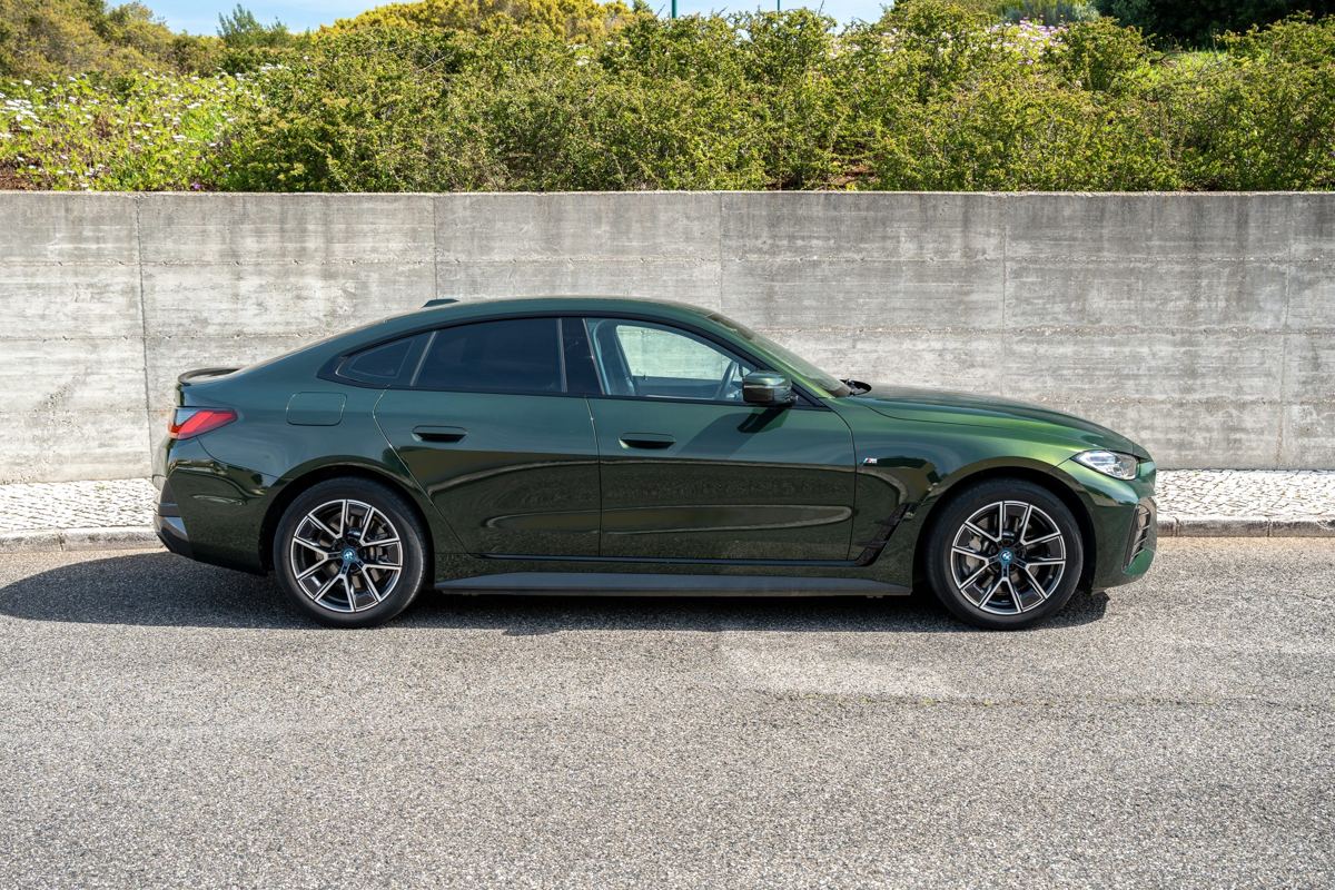 BMW i4 verde de perfil