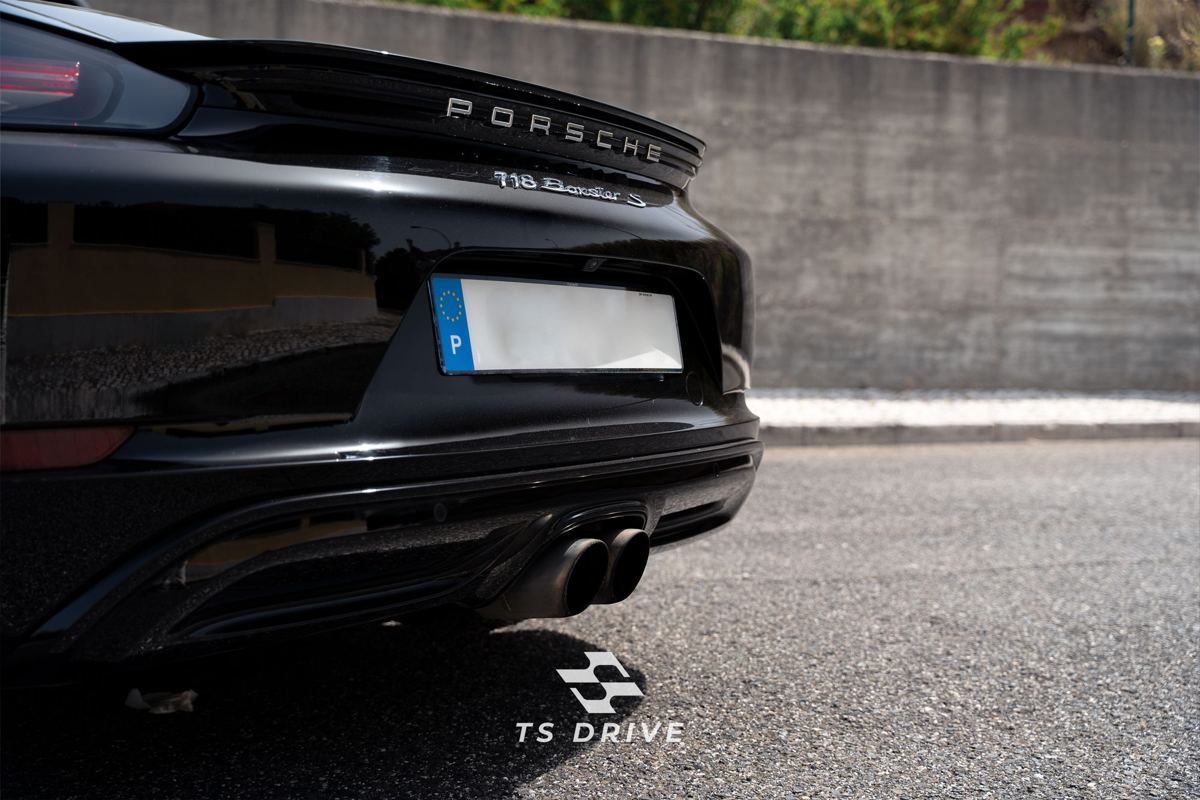 Traseira de um Porsche com matrícula portuguesa